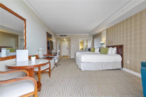 Condo in Sunny Isles Beach, Florida № 1990431 - photo 17