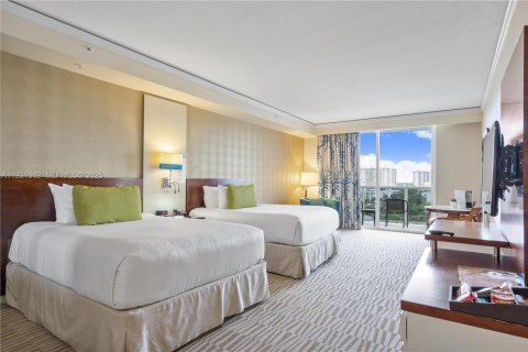 Condo in Sunny Isles Beach, Florida № 1990431 - photo 10