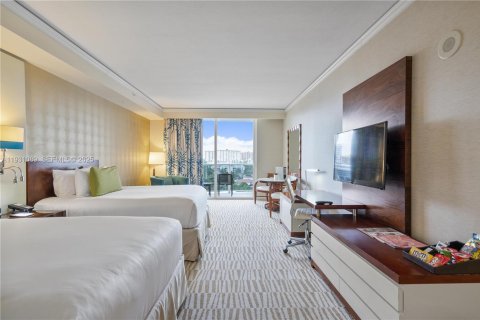 Condo in Sunny Isles Beach, Florida № 1990431 - photo 15