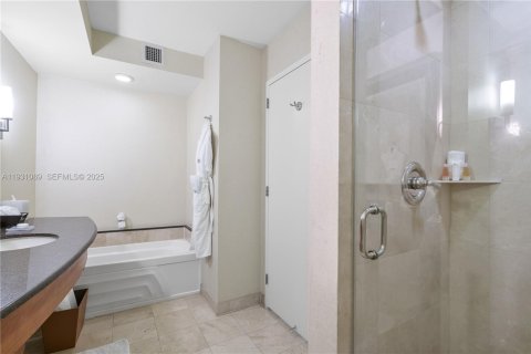Condo in Sunny Isles Beach, Florida № 1990431 - photo 8