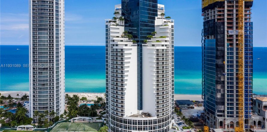 Studio in the Condo in Sunny Isles Beach, Florida № 1990431