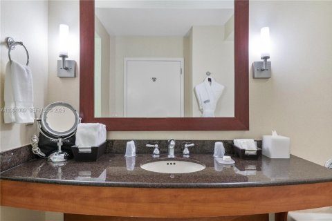 Condo in Sunny Isles Beach, Florida № 1990431 - photo 7