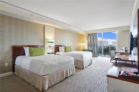 Condo in Sunny Isles Beach, Florida № 1990431 - photo 14