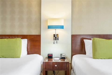 Condo in Sunny Isles Beach, Florida № 1990431 - photo 16