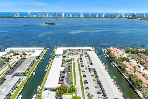 Condo in North Palm Beach, Florida, 2 bedrooms № 2172575