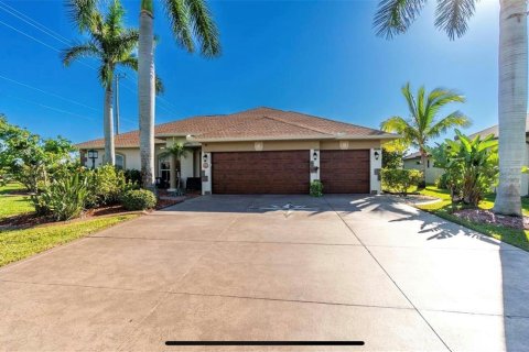 Casa en Port Charlotte, Florida 4 dormitorios, 215.72 m2 № 2379223