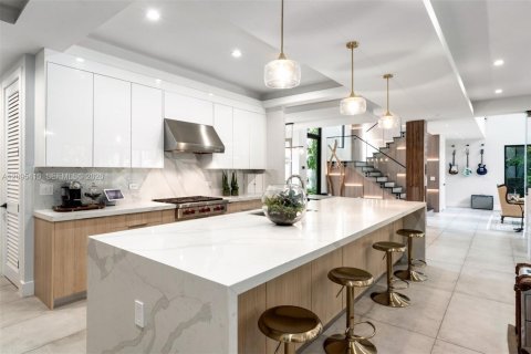 House in South Miami, Florida 5 bedrooms, 397.99 sq.m. № 2392974 - photo 5