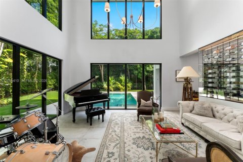 House in South Miami, Florida 5 bedrooms, 397.99 sq.m. № 2392974 - photo 4