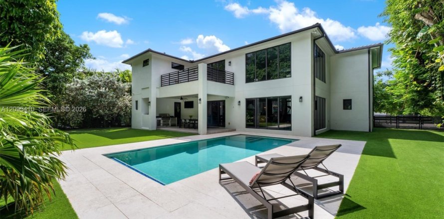 House in South Miami, Florida 5 bedrooms, 397.99 sq.m. № 2392974