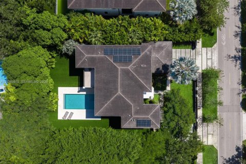 House in South Miami, Florida 5 bedrooms, 397.99 sq.m. № 2392974 - photo 20