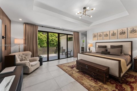 House in South Miami, Florida 5 bedrooms, 397.99 sq.m. № 2392974 - photo 13