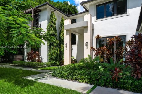 House in South Miami, Florida 5 bedrooms, 397.99 sq.m. № 2392974 - photo 2