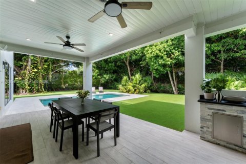 House in South Miami, Florida 5 bedrooms, 397.99 sq.m. № 2392974 - photo 17