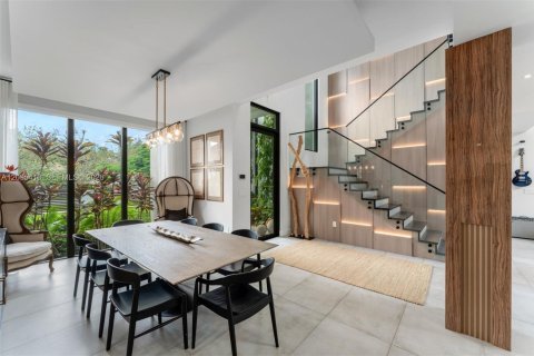 House in South Miami, Florida 5 bedrooms, 397.99 sq.m. № 2392974 - photo 11