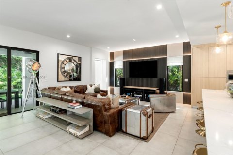 House in South Miami, Florida 5 bedrooms, 397.99 sq.m. № 2392974 - photo 7