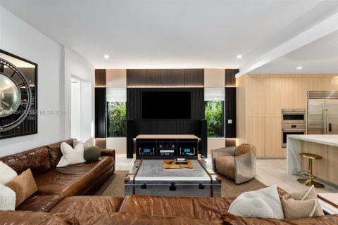 House in South Miami, Florida 5 bedrooms, 397.99 sq.m. № 2392974 - photo 9