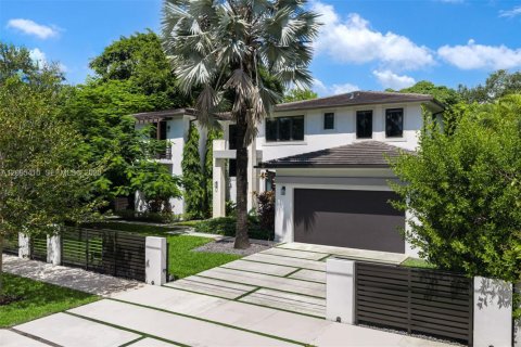 House in South Miami, Florida 5 bedrooms, 397.99 sq.m. № 2392974 - photo 22