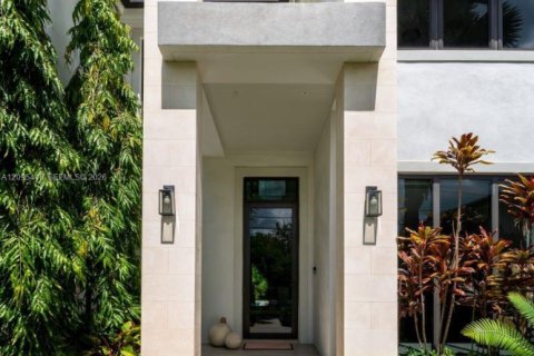 House in South Miami, Florida 5 bedrooms, 397.99 sq.m. № 2392974 - photo 16