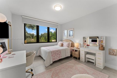 House in South Miami, Florida 5 bedrooms, 397.99 sq.m. № 2392974 - photo 15