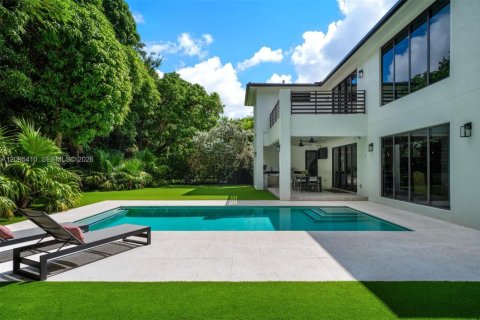 House in South Miami, Florida 5 bedrooms, 397.99 sq.m. № 2392974 - photo 19