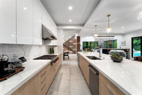 House in South Miami, Florida 5 bedrooms, 397.99 sq.m. № 2392974 - photo 10