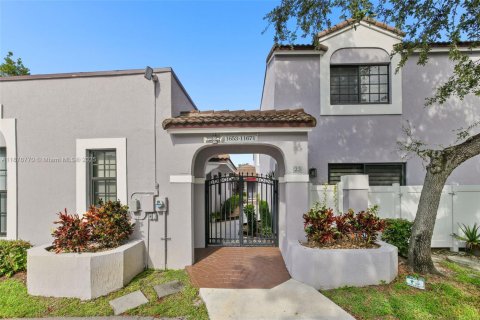 Купить таунхаус в Пемброк-Пайнс, Флорида 2 спальни, 90.3м2, № 1927296 - фото 1