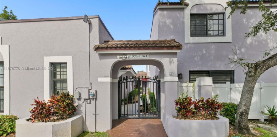 Таунхаус в Пемброк-Пайнс, Флорида 2 спальни, 90.3м2 № 1927296