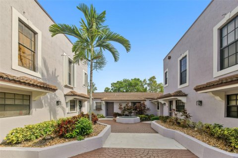 Купить таунхаус в Пемброк-Пайнс, Флорида 2 спальни, 90.3м2, № 1927296 - фото 3