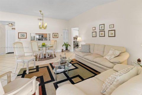 Купить таунхаус в Пемброк-Пайнс, Флорида 2 спальни, 90.3м2, № 1927296 - фото 6