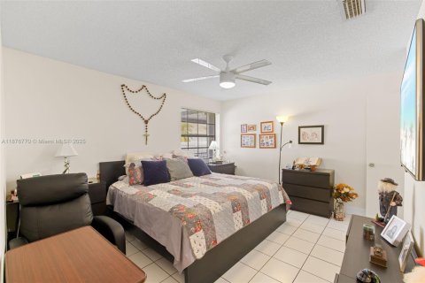 Купить таунхаус в Пемброк-Пайнс, Флорида 2 спальни, 90.3м2, № 1927296 - фото 15