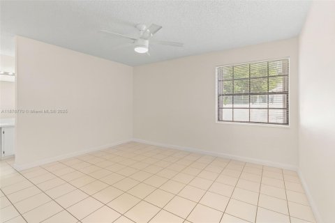 Купить таунхаус в Пемброк-Пайнс, Флорида 2 спальни, 90.3м2, № 1927296 - фото 14