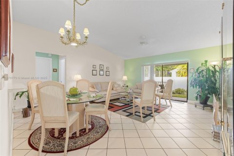 Купить таунхаус в Пемброк-Пайнс, Флорида 2 спальни, 90.3м2, № 1927296 - фото 4