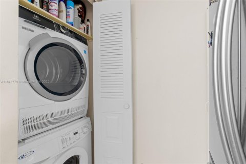 Купить таунхаус в Пемброк-Пайнс, Флорида 2 спальни, 90.3м2, № 1927296 - фото 12