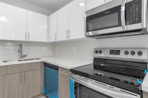 Copropriété à vendre à North Miami, Floride: 2 chambres, 110.18 m2 № 2016009 - photo 2