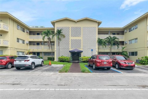 Copropriété à vendre à North Miami, Floride: 2 chambres, 110.18 m2 № 2016009 - photo 3