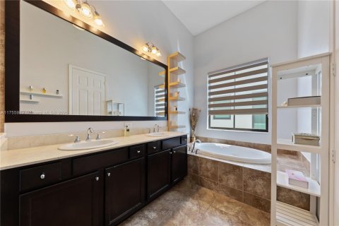 House in Cooper City, Florida 4 bedrooms, 215.53 sq.m. № 1705633 - photo 22