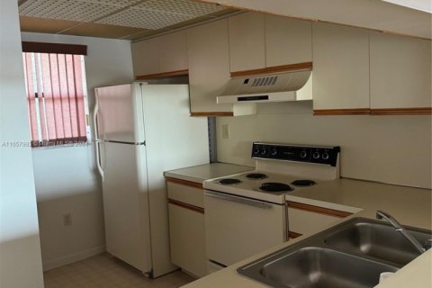 Condo in Miami, Florida, 2 bedrooms  № 2035156 - photo 6