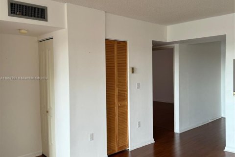 Condo in Miami, Florida, 2 bedrooms  № 2035156 - photo 8