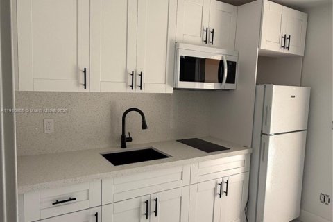 Снять в аренду коммерческую недвижимость в Майами, Флорида 1 спальня, 37.16м2, № 1966141 - фото 3