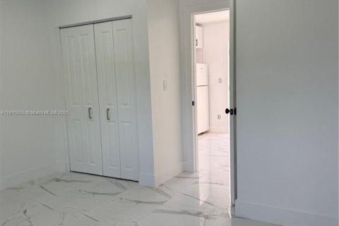 Снять в аренду коммерческую недвижимость в Майами, Флорида 1 спальня, 37.16м2, № 1966141 - фото 6