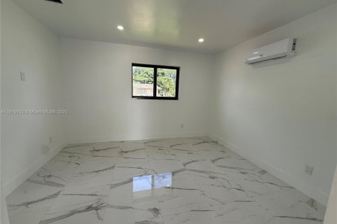 Снять в аренду коммерческую недвижимость в Майами, Флорида 1 спальня, 37.16м2, № 1966141 - фото 15