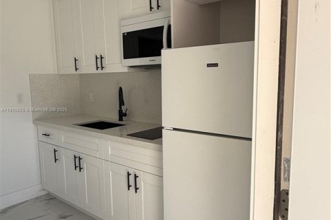 Снять в аренду коммерческую недвижимость в Майами, Флорида 1 спальня, 37.16м2, № 1966141 - фото 1