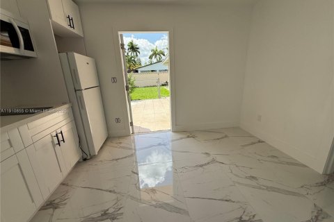 Снять в аренду коммерческую недвижимость в Майами, Флорида 1 спальня, 37.16м2, № 1966141 - фото 29