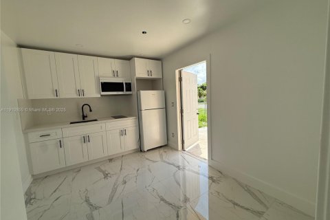 Снять в аренду коммерческую недвижимость в Майами, Флорида 1 спальня, 37.16м2, № 1966141 - фото 4