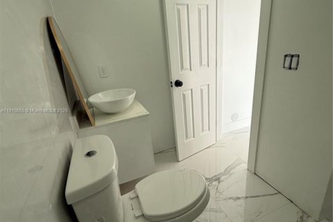 Снять в аренду коммерческую недвижимость в Майами, Флорида 1 спальня, 37.16м2, № 1966141 - фото 24