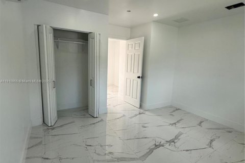 Снять в аренду коммерческую недвижимость в Майами, Флорида 1 спальня, 37.16м2, № 1966141 - фото 8