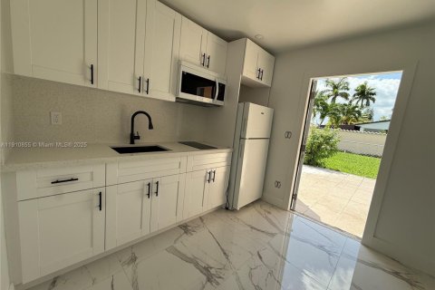 Снять в аренду коммерческую недвижимость в Майами, Флорида 1 спальня, 37.16м2, № 1966141 - фото 30