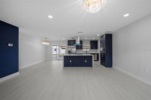 House in Tampa, Florida 4 bedrooms, 126.53 sq.m. № 1886949 - photo 11