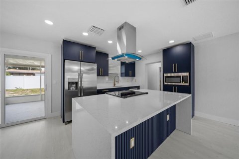 House in Tampa, Florida 4 bedrooms, 126.53 sq.m. № 1886949 - photo 13