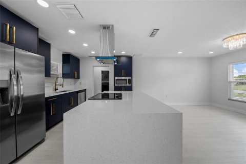 House in Tampa, Florida 4 bedrooms, 126.53 sq.m. № 1886949 - photo 14